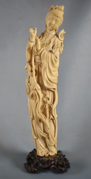 Figura femenina de marfil, averas y faltantes. Alto total: 30 cm.