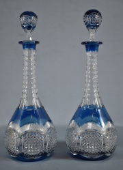 Par de botellones tallados color azul.