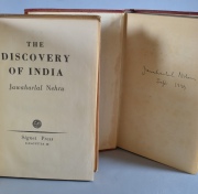 Nehru, Jawaharlal, dos volmenes autografiados.