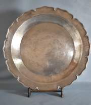 Plato estilo colonial, de plata, borde ondulado. Dim. 41 cm. Peso: 840 g.