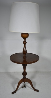 Mesa lámpara de madera. (falta perilla de la pantalla). Alto 145 cm. Diámetro 51 cm.