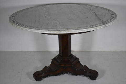 Mesa Victoriana de caoba con tapa de mrmol circular.