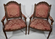 Par de sillones estilo Luis XVI. Tapizado en seda brick, con desgastes