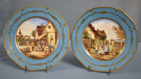 Par de platos de porcelana con escenas holandesas. Dimetro: 24 cm.