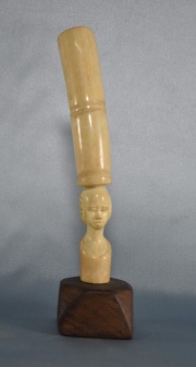 Figura de mujer con cántaro en su cabeza. talla africana, de marfil circa 1900. Alto total: 24 cm.