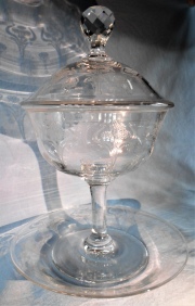 BOMBONERA Y PLATO, de cristal tallado. Alto: 25 cm.