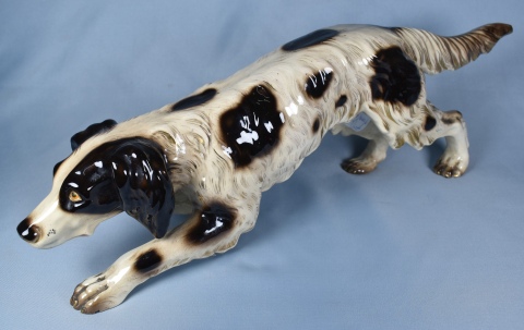 Perro de ceramica esmaltado de origen alemn. 52 cm de largo.