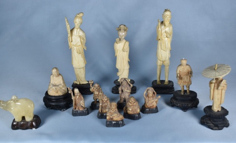 Conjunto de 13 pequeñas figuras y elefante, marfil