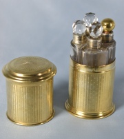 Perfumero Plata francesa y 4 frascos interiores, (1 tapn diferente). dos golletes con deterioros. 11,5 cm.