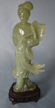 Dama con flor, talla de jade verde. 26 cm.