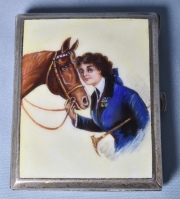 Cigarrera: caballo y mujer en esmaltes polcromos.