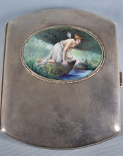 Cigarrera de metal, reserva oval con esmalte de mujer libelula.