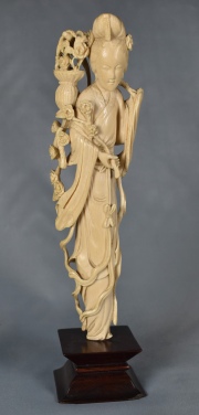 Figura de Mujer con canasta con flores y caa de bamb. marfil 28 cm.