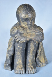 Nieves Barragan, 'Nia sentada', escultura en bronce. 23 cm.