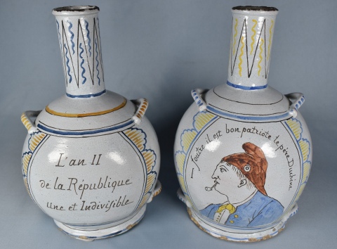 Plato Gouda y 2 botellones franceses. Tres piezas. Dimetro: 31,8 cm. Alto: 26 cm.
