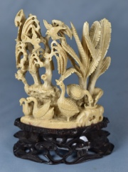 Selva (rboles y aves), grupo chino de marfil. Alto total: 14 cm. Circa 1900.