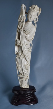 Figura con jarra y rosas, talla china, marfil. Alto toal: 37 cm. Circa 1900