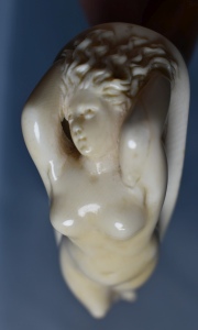 Baston Ingls, con desnudo de mujer, restaurado en el pie. 88 cm.