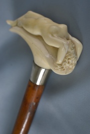 Baston Ingls, con desnudo de mujer, restaurado en el pie. 88 cm.