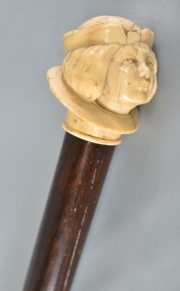 Baston, de caa, pomo con figura de joven, tallado en marfil. 95 cm.