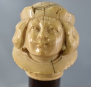Baston, de caa, pomo con figura de joven, tallado en marfil. 95 cm.