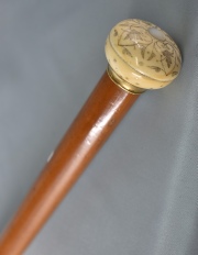 Baston de caa clara, con virola de oro y pomo de marfil con botn de ncar. 91 cm.