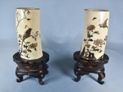 Par de vasos japoneses decorados con aves, con bases. Faltantes. Alto total: 23,5 cm.