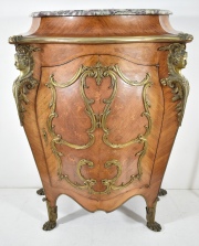 Gabinete estilo Luis XV, aplicaciones de bronce y tapa de mrmol.
