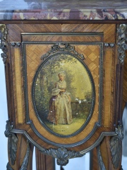 Mueble de arrimo estilo Luis XVI, tapa mrmol, decoracin V. Martin. Deterioros