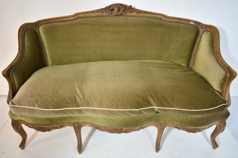 Sofá italiano, de 3 cuerpos, tapizado en pana verde.  Frente: 153 cm.