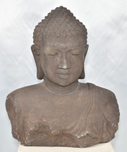 Cabeza de Buda oriental en piedra reconstituida. Alto 56 cm.