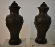 Dos vasos con tapas, chinos, de chapas de cobre repujado. Decoracin de dragones. Alto total: 88 cm.