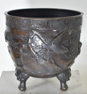 Cache Pot de bronce chino, decoracin de aves. Deterioros en la base. Alto: 36 cm. Dim. 36 cm.