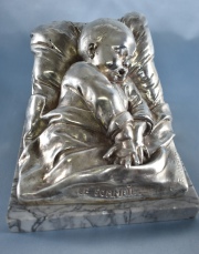 E. Robert 'Le Sommeil', escultura en bronce plateado, Mide: 15 x 13 x 10 cm.