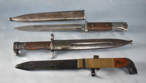 Tres Bayonetas diferentes. Cabos de madera y hojas de acero.