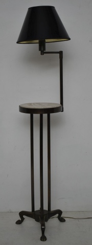 Lámpara de pie en bronce y mármol. 137 cm.