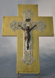 CRUCIFIJO. Cristo en bronce sobre cruz de plata 900, calada con decoración de hojas. Alto: 40 cm.