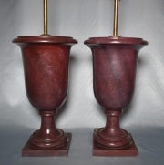 PAR DE LAMPARAS, en forma de vasos con pátina bordó. Alto: 47 cm. Alto total: 86 cm