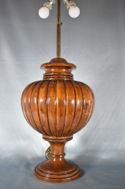 Lámpara de mesa en madera tallada. Alto 46 cm. Total 80 cm.