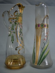 Dos jarras Art Nouveau de vidrio, decoracin de flores. Alto 35,5 cm.