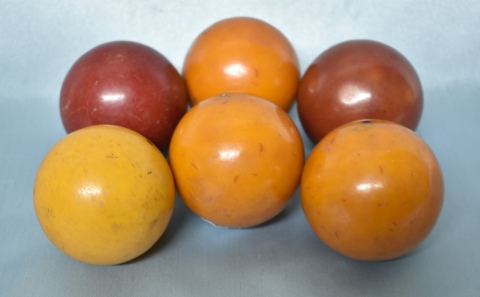 Seis bolas color naranja y ocre. Diámetro: 5,5 cm.