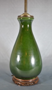 LAMPARA DE CERAMICA, de forma ovoide recubierta de esmalte verde. Alto total: 77 cm.