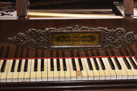 PIANOFORTE J.H. TRAUMANN HAMBURG, caja rectangular de palisandro finamente lustrado. Teclas de bano y marfil, faltantes