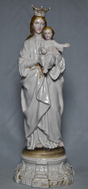 Virgen y el Nio, de porcelana esmaltada, roturas en corona. 36,5 cm.