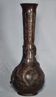 Vaso japons de bronce. Desperfectos. Alto 49 cm.