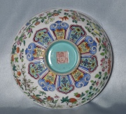 Centro porcelana China con decoracin floral. Peq. cascadura. Dimetro: 17,2 cm.