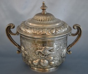 Copa con tapa repujada de plata de la ciudad de Londres. Ao 1913. Peso: 1,310 kg.
