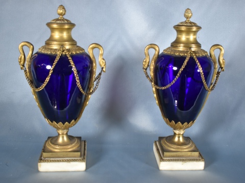 Par de vasos azules franceses, con montura de bronce dorado de estilo Luis XVI. Alto 28 cm.