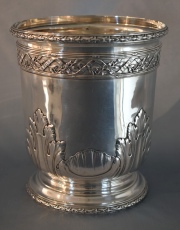 Vaso de plata francesa. con decoracin floral. Peso: 745 g. Alto: 18,5 cm.