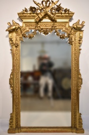 Espejo estilo Luis XVI, Peq. faltante de flecha y ala. Alto: 205 cm. Frente: 124 cm.